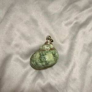 Elegant Green Seashell Pendant gold tone